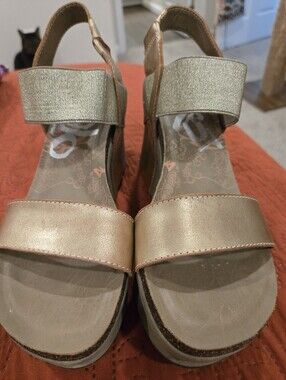 Women’s Metallic Gold Wedge Sandals - Comfortable Slingback